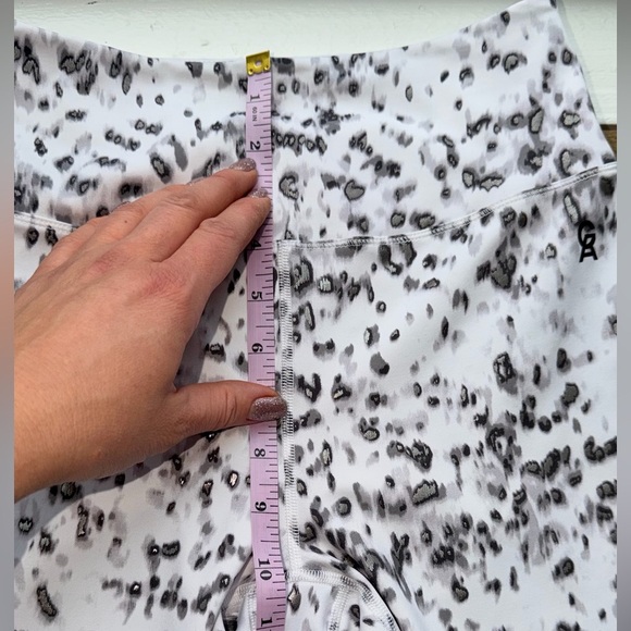 Good American Shining Leopard Leggings in Grey/Black/White Size 1 (Small) - Picture 6 of 8